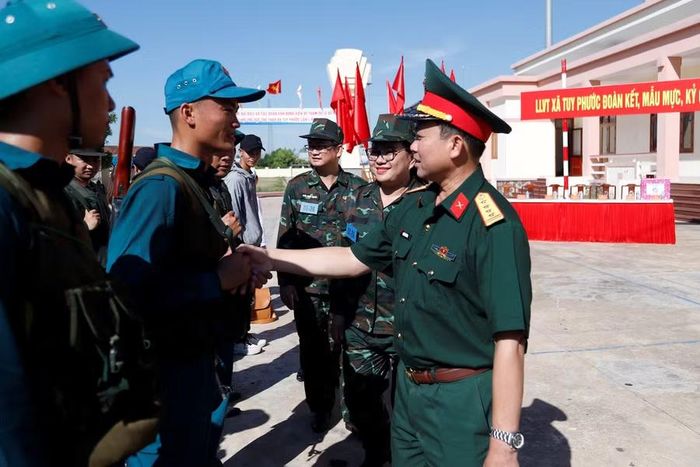 Đại tá Nguyễn Thế Vinh động viên lực lượng dân quân tham gia thực binh trong diễn tập tác chiến xã Tuy Phước. Ảnh: H.P