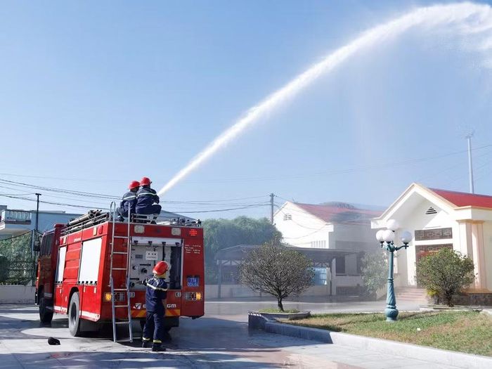 Lực lượng Cảnh sát phòng cháy chữa cháy hiệp đồng xử lý tình huống trong nội dung thực binh. Ảnh: H.P