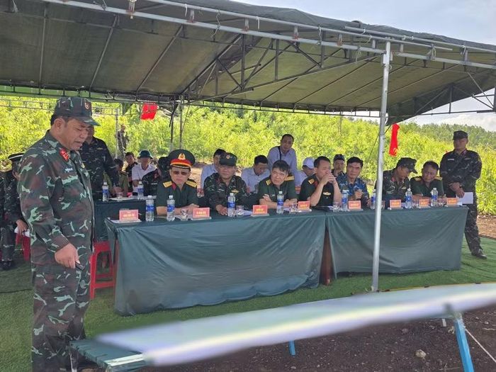 Đại tá Đinh Văn Thê, Phó Chỉ huy trưởng kiêm Tham mưu trưởng Bộ Chỉ huy Quân sự tỉnh báo cáo công tác khảo sát quy hoạch xây dựng trường bắn, thao trường huấn luyện cấp Bộ trên địa bàn xã Sró, tỉnh Gia Lai.