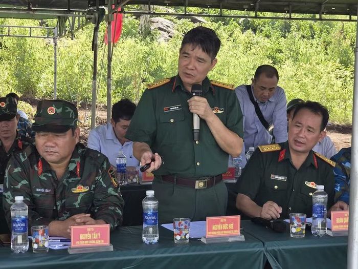 Đại tá Nguyễn Đức Hòe, Phó Trưởng phòng Quy hoạch, Cục Tác chiến, Bộ Tổng Tham mưuphát biểu tại buổi khảo sát.