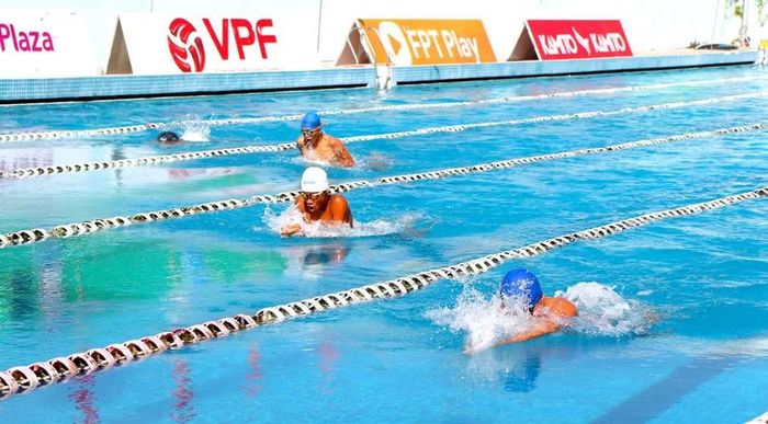 Các VĐV thi đấu quyết tâm, cống hiến những màn so tài sôi nổi tại Giải bơi “Đường đua xanh” 2026. Ảnh: H.V