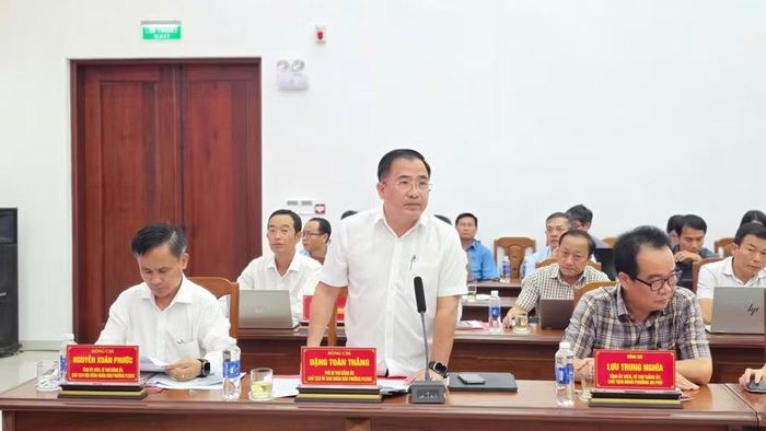  Chủ tịch UBND phường Pleiku Đặng Toàn Thắng nêu kiến nghị tại buổi làm việc. Ảnh: P.D 
