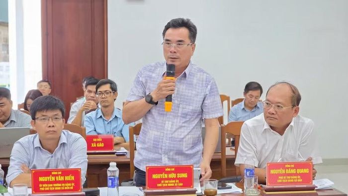  Bí thư Đảng ủy, Chủ tịch HĐND xã Gào Nguyễn Hữu Sung tham gia ý kiến đối với các nội dung quy hoạch. Ảnh: P.D 