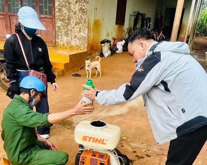 Trung tâm Kiểm soát bệnh tật tỉnh triển khai giám sát tình hình bệnh SXH tại xã Ia Nan. Ảnh: Như Nguyện