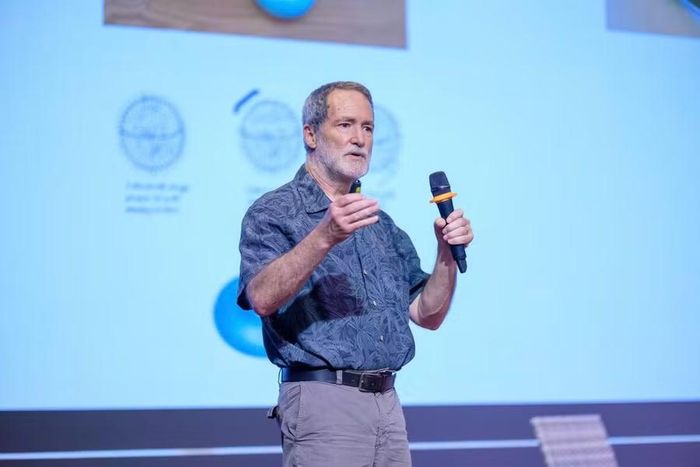  GS. Brad Marston giới thiệu về sự xuất hiện của các hiện tượng tô-pô trong khí quyển và đại dương Trái Đất. Ảnh: A.N 