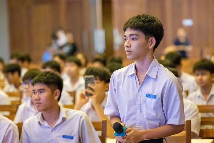  Học sinh đặt câu hỏi và giao lưu với GS. Brad Marston. Ảnh: A.N 