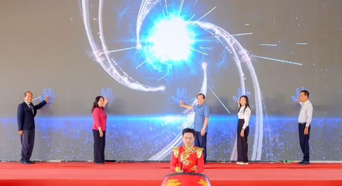 Các đại biểu thực hiện nghi thức phát động xây dựng môi trường không khói thuốc tại các điểm tham quan và cơ sở lưu trú du lịch. Ảnh: Đoan Ngọc