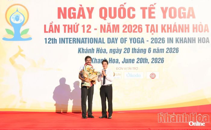 Phó Chủ tịch Thường trực UBND tỉnh Nguyễn Long Biên tặng hoa và quà lưu niệm cho Tổng Lãnh sự Ấn Độ tại TP. Hồ Chí Minh.