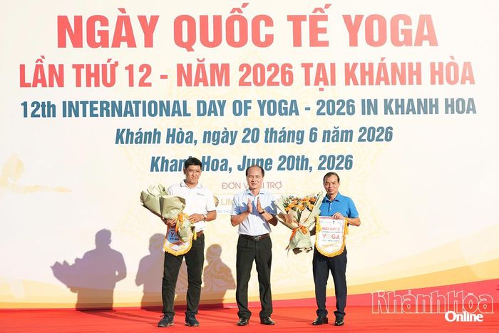 Lãnh đạo Sở Văn hóa, Thể thao và Du lịch tặng hoa và cờ lưu niệm cho các đơn vị tài trợ.