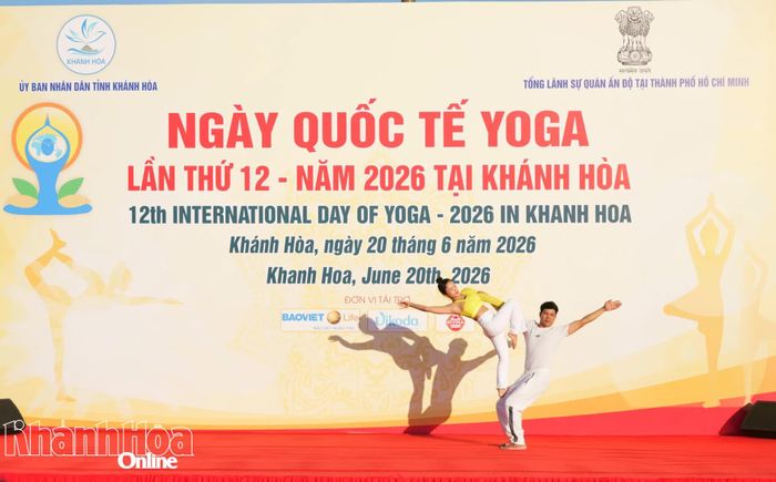 Tiết mục yoga đôi tại ngày hội.