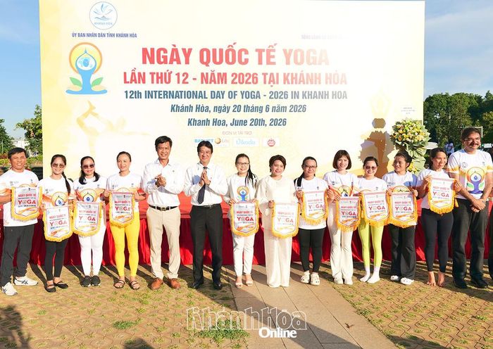 Phó Chủ tịch Thường trực UBND tỉnh Nguyễn Long Biên và các đại biểu trao cờ lưu niệm cho các đơn vị tham gia.