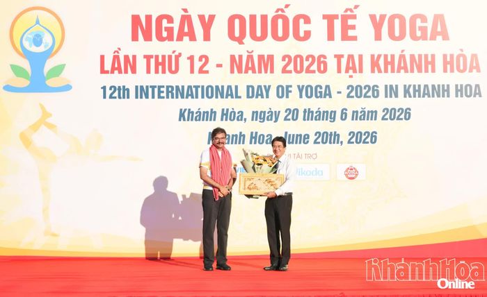 Tổng Lãnh sự Ấn Độ tại TP. Hồ Chí Minh tặng hoa và quà lưu niệm cho UBND tỉnh Khánh Hòa.