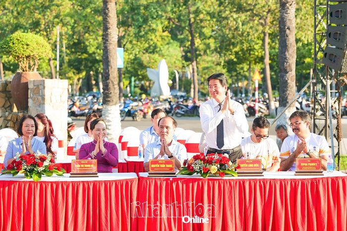 Phó Chủ tịch Thường trực UBND tỉnh Nguyễn Long Biên và các đại biểu tham dự ngày hội.