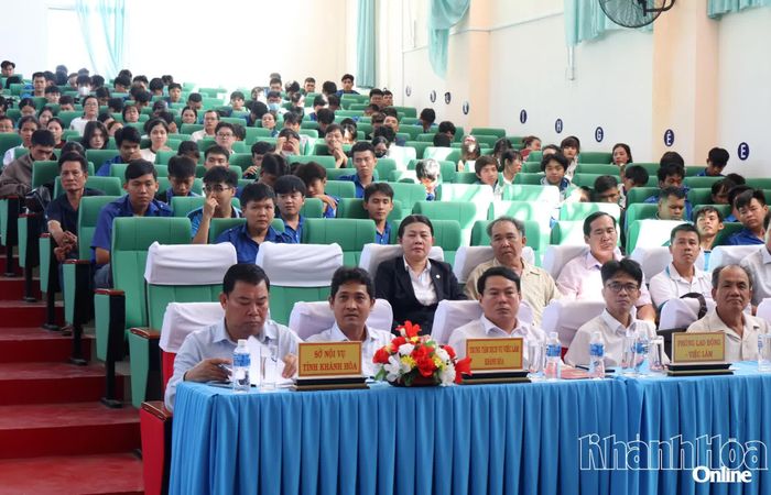 Các đại biểu và người lao động dự lễ khai mạc ngày hội.