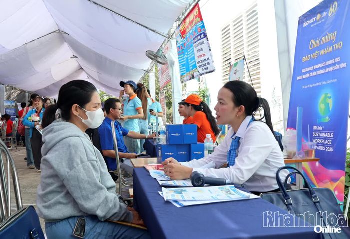Các doanh nghiệp, đơn vị tuyển dụng trực tiếp phỏng vấn và tư vấn hướng nghiệp cho người lao động tại Ngày hội việc làm năm 2026.