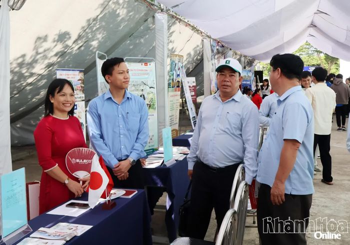 Lãnh đạo Sở Nội vụ tham quan, trao đổi với các đơn vị, doanh nghiệp tham gia tuyển dụng tại Ngày hội việc làm năm 2026.