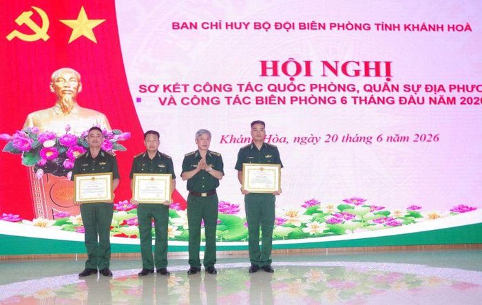 Các tập thể, cá nhân xuất sắc nhận bằng khen của Chủ tịch UBND tỉnh.