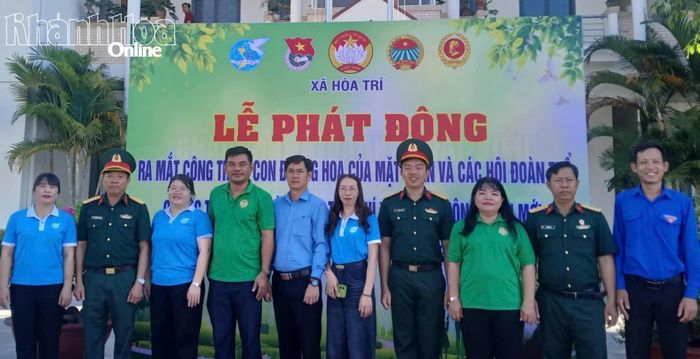 Đại diện các đơn vị tại lễ ra mắt công trình "Con đường hoa".
