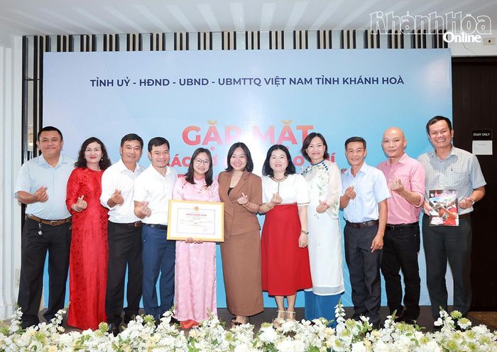 Nhóm tác giả tác phẩm “Sức sống Trường Sa” đoạt giải nhất Giải Báo chí Khánh Hòa năm 2026. 