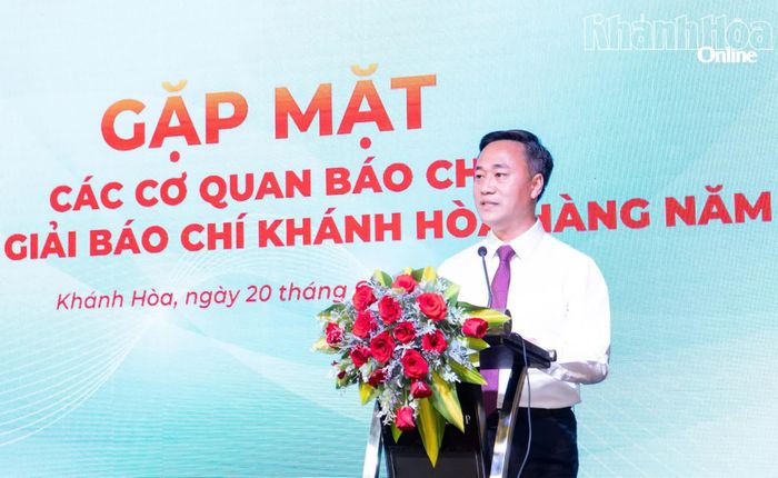 Đồng chí Nguyễn Việt Hùng phát biểu tại buổi gặp mặt.