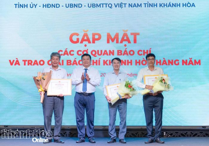 Đồng chí Võ Hoàn Hải - Ủy viên Ban Thường vụ Tỉnh ủy, Trưởng Ban Tuyên giáo và Dân vận Tỉnh ủy trao giải nhì cho các tác giả.