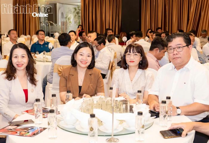 Lãnh đạo các sở, ngành tham dự buổi gặp mặt.
