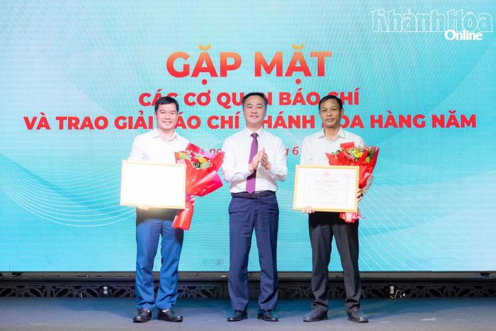 Đồng chí Nguyễn Việt Hùng trao giải nhất cho đại diện các nhóm tác giả.