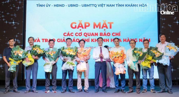 Đồng chí Nguyễn Việt Hùng tặng hoa chúc mừng các cơ quan báo chí.