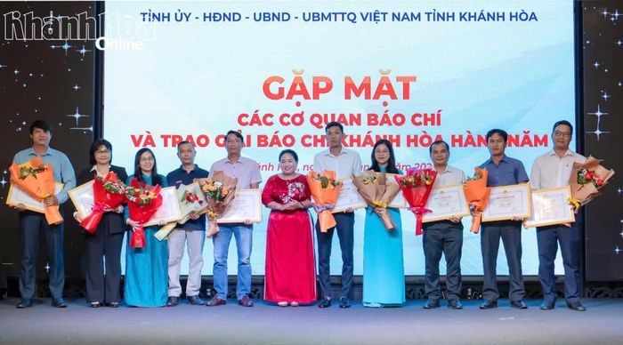 Đồng chí Chamaleá Thị Thủy - Ủy viên Ban Thường vụ Tỉnh ủy, Giám đốc Sở Dân tộc và Tôn giáo trao giải khuyến khích cho các tác giả.