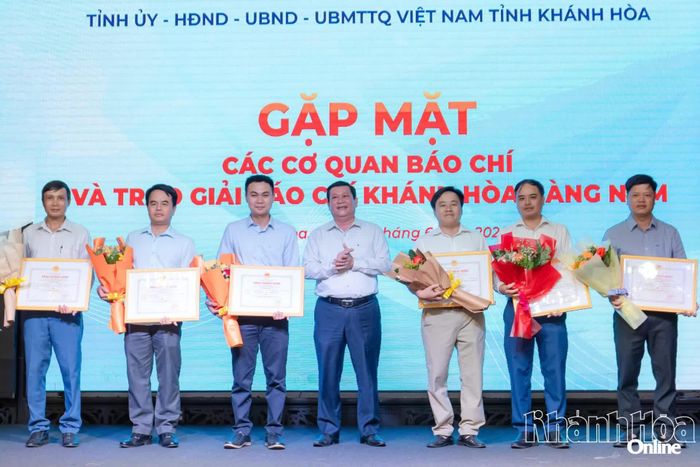 Đồng chí Nguyễn Tiến Đức - Ủy viên Ban Thường vụ Tỉnh ủy, Chủ nhiệm Ủy ban Kiểm tra Tỉnh ủy trao giải ba cho các tác giả.