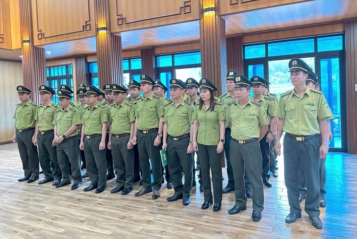 Cán bộ, đảng viên Đảng ủy Chi Cục Kiểm lâm tỉnh tổ chức chương trình dâng hương, sinh hoạt chính trị tư tưởng tại Nhà truyền thống Khu di tích lịch sử cách mạng Bản Lướt (xã Mường Kim).