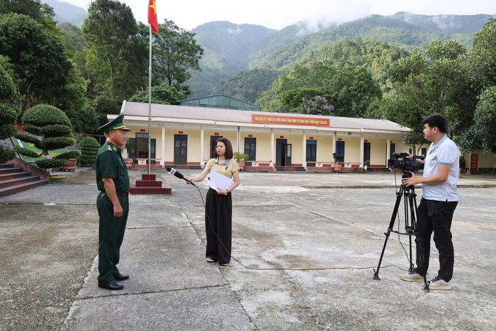 Phóng viên Báo và Phát thanh, Truyền hình Lai Châu tác nghiệp tại xã Hua Bum.
