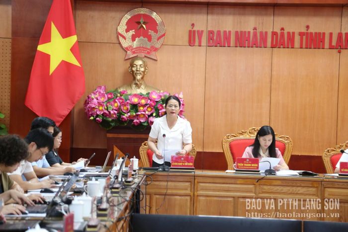 Lãnh đạo Sở Nông nghiệp và Môi trường báo cáo tại cuộc họp