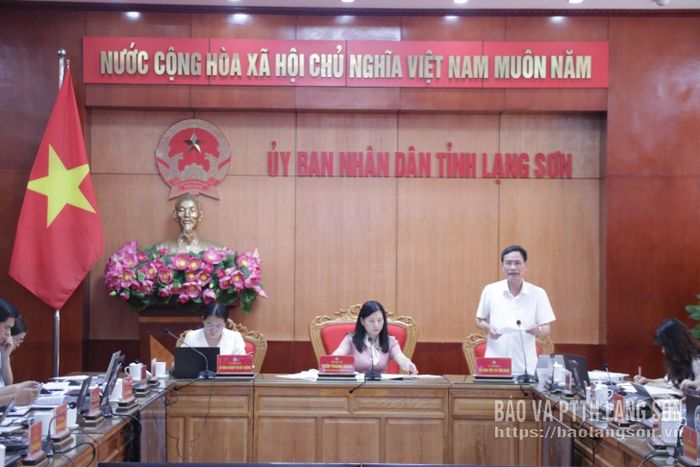 Lãnh đạo Sở Dân tộc và Tôn giáo báo cáo tại cuộc họp