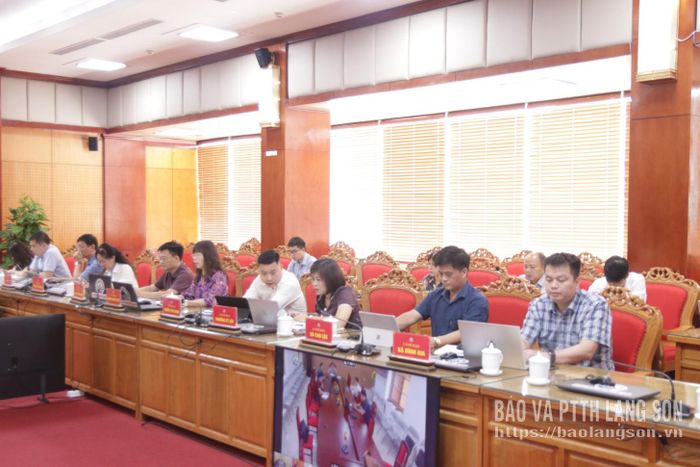 Các đại biểu nghiên cứu nội dung cuộc họp