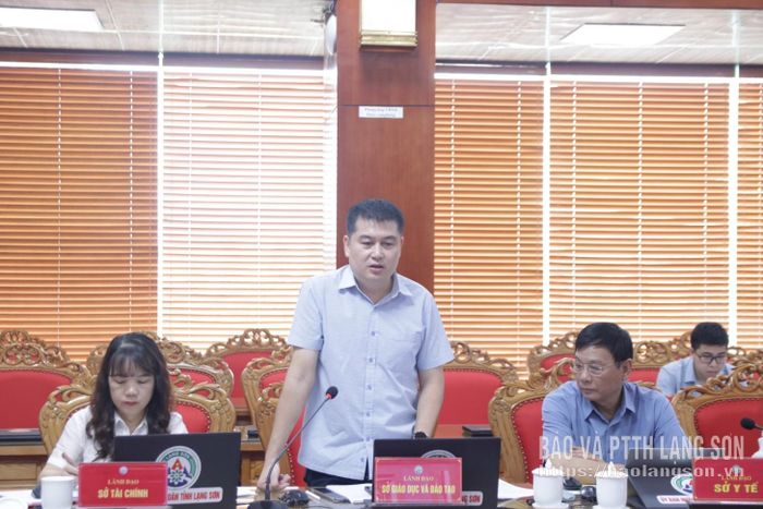 Lãnh đạo Sở Giáo dục và Đào tạo phát biểu làm rõ một số nội dung liên quan đến lĩnh vực phụ trách