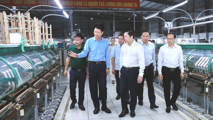 Các đồng chí lãnh đạo tỉnh kiểm tra và thăm Nhà máy Dâu tằm tơ Yên Bái.