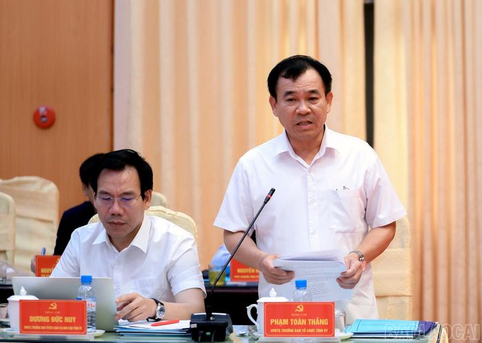 Đồng chí Phạm Toàn Thắng, Trưởng Ban Tổ chức Tỉnh ủy trả lời, làm rõ những đề nghị của các địa phương về công tác cán bộ, chính sách sau khi vận hành chính quyền địa phương hai cấp.