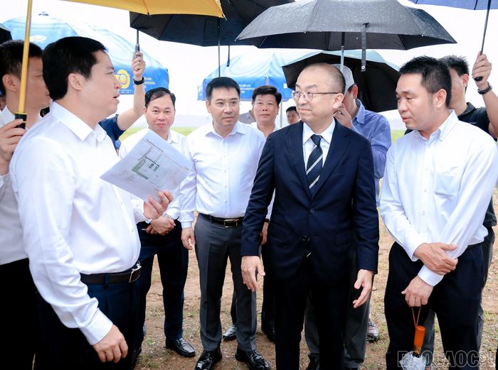 Đồng chí Bí thư Tỉnh ủy Dương Quốc Huy và các đồng chí lãnh đạo tỉnh trao đổi với các nhà đầu tư tại Cụm Công nghiệp Bắc Văn Yên.