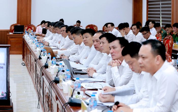 Thường trực đảng ủy 14 xã khu vực Văn Yên, Trấn Yên dự buổi làm việc.