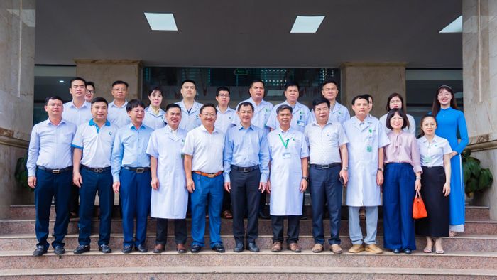Thứ trưởng Bộ Y tế Nguyễn Tri Thức chụp ảnh lưu niệm cùng đội ngũ cán bộ của trung tâm.