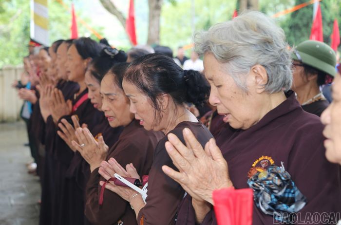 Đông đảo người dân bày tỏ sự tiếc thương trước sự hi sinh cao cả của các liệt sĩ.