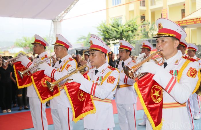 Đội nghi lễ cử hành nhạc lễ, khúc tráng ca "Hồn tử sĩ" tri ân các liệt sĩ.