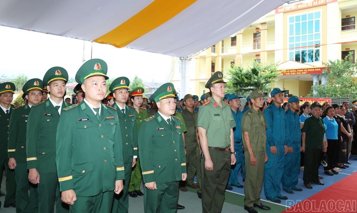 Đông đảo cán bộ, đảng viên, Nhân dân tham dự buổi lễ.