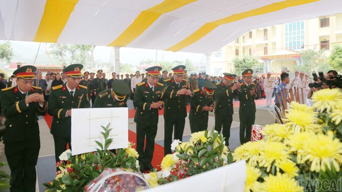 Đoàn đại biểu Bộ Chỉ huy Quân sự tỉnh dâng hương.