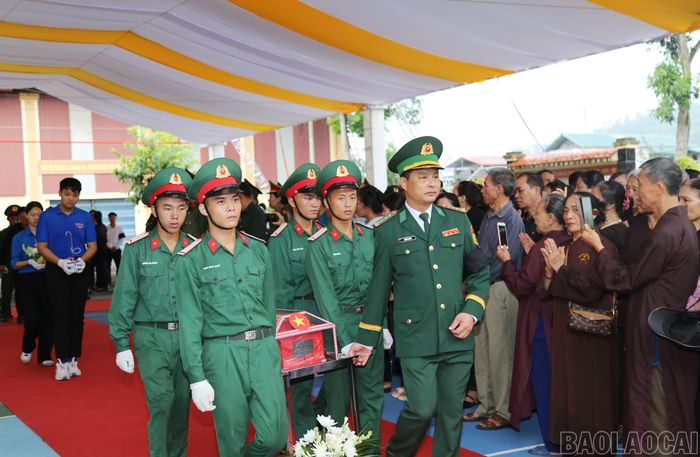 Chỉ huy Bộ đội Biên phòng Lào Cai tiễn đưa thế hệ cha anh đã anh dũng hi sinh bảo vệ biên giới phía Bắc của Tổ quốc.