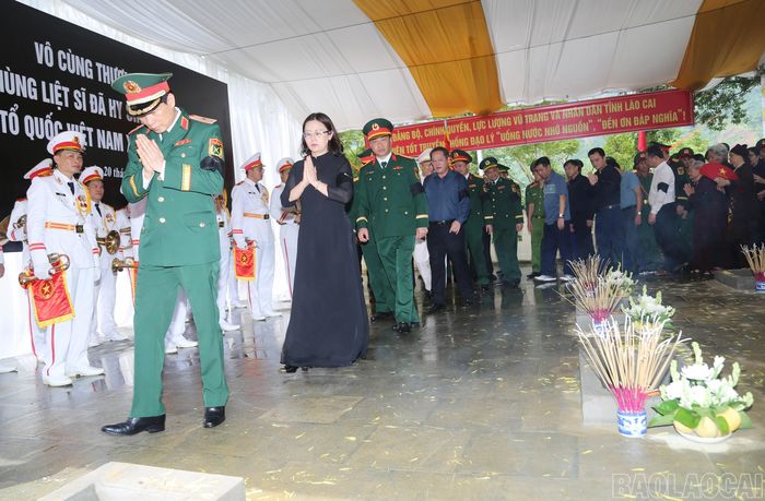 Các đại biểu dành phút mặc niệm cuối cùng, tiễn đưa các anh về với đất mẹ.