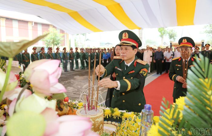Thiếu tướng Nguyễn Hồng Thái - Phó Chính ủy Quân khu 2, Trưởng Ban Chỉ đạo về tìm kiếm, quy tập và xác định danh tính hài cốt liệt sĩ Quân khu 2 dâng hương trước anh linh các liệt sĩ.