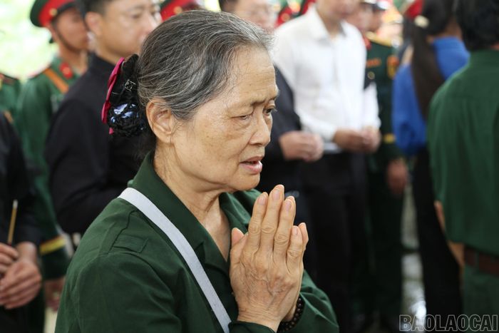 Cán bộ, đảng viên và Nhân dân bày tỏ lòng thành kính trước anh linh các liệt sĩ.