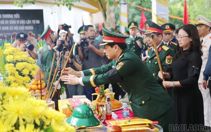 Thành kính dâng hương tưởng nhớ các Anh hùng liệt sĩ tại Nghĩa trang Liệt sĩ Bản Qua.